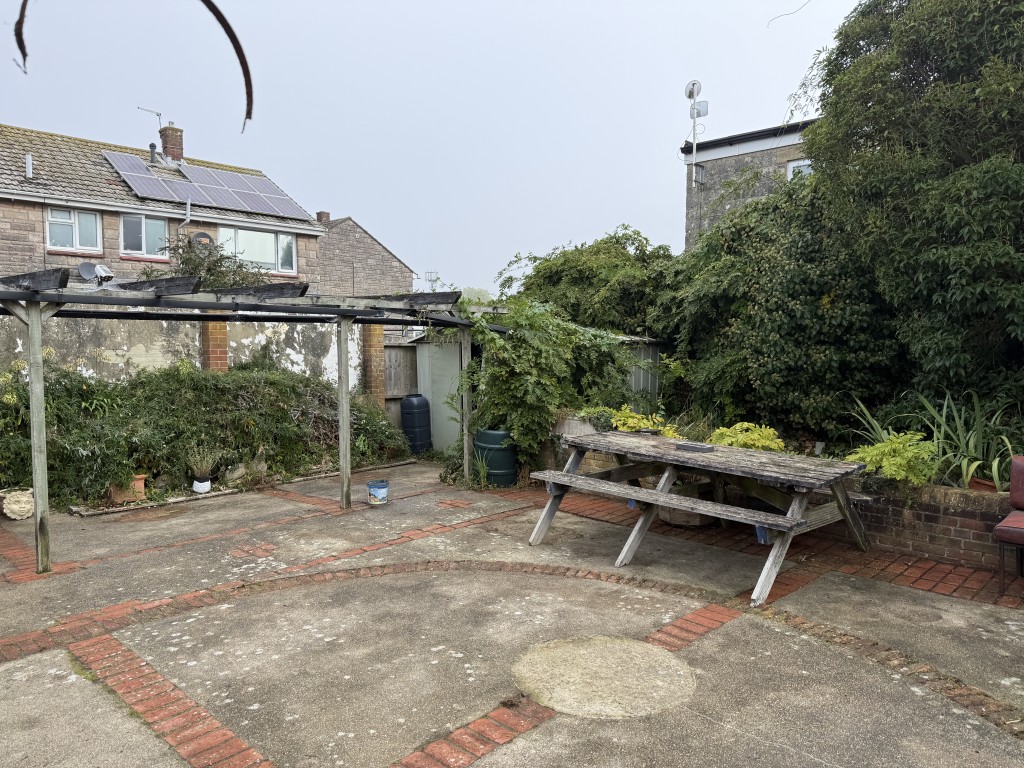 Lot: 58 - FREEHOLD DETACHED COTTAGE FOR INVESTMENT - Garden with patio and plants